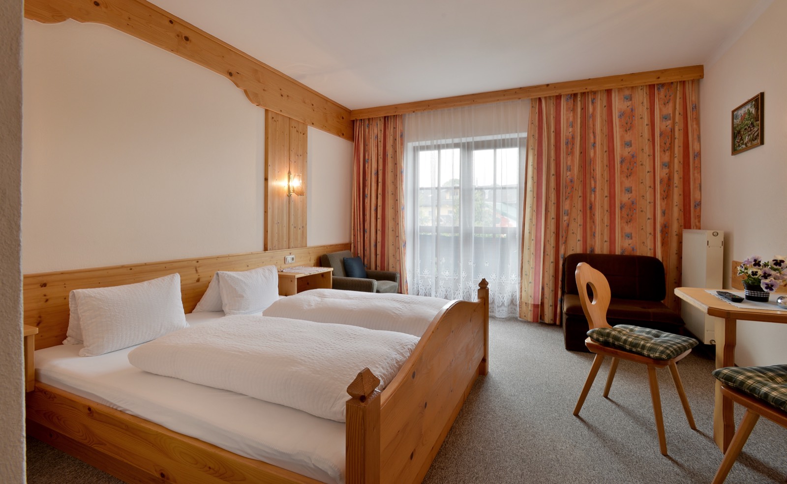 Doppelzimmer mit Balkon und Bergblick